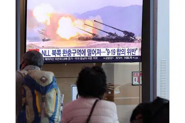 SEBAGAI AMARAN: Warga Korea Selatan di Seoul, menonton laporan berita mengenai tembakan artileri Korea Utara berdekatan perairan Korea Selatan. - Foto EPA-EFE