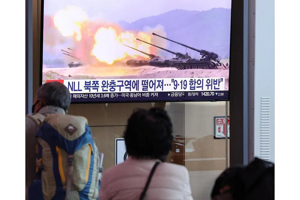 SEBAGAI AMARAN: Warga Korea Selatan di Seoul, menonton laporan berita mengenai tembakan artileri Korea Utara berdekatan perairan Korea Selatan. - Foto EPA-EFE