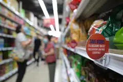 SERAP GST: Sebilangan pasar raya dan kedai runcit di sini menyerap kenaikan 1 peratusan mata GST buat sementara waktu, bagi meringankan kos sara hidup rakyat Singapura. 
