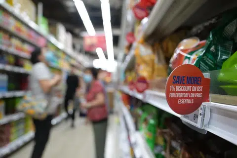 SERAP GST: Sebilangan pasar raya dan kedai runcit di sini menyerap kenaikan 1 peratusan mata GST buat sementara waktu, bagi meringankan kos sara hidup rakyat Singapura. 