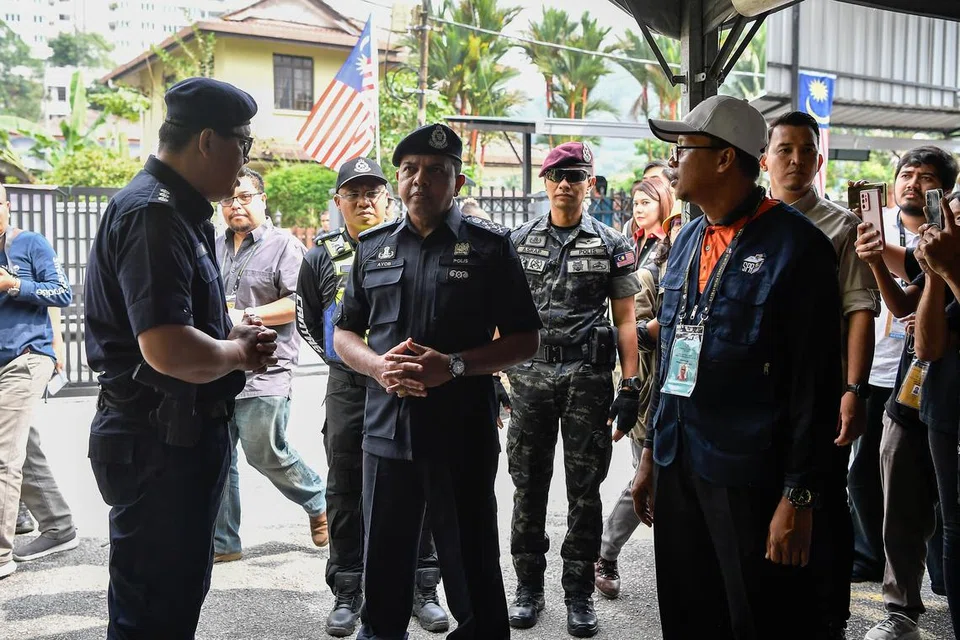 TINJAU KEADAAN: Timbalan Ketua Polis Negara (KPN), Datuk Seri Ayob Khan Mydin Pitchay (tengah), ketika meninjau proses pengundian sempena Pilihan Raya Negeri (PRN) Selangor di Sekolah Kebangsaan Klang Gate pada Sabtu.
