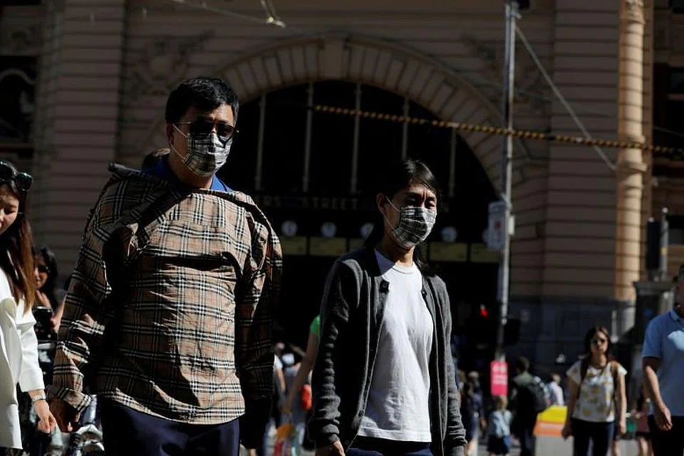 Dalam gambar yang diambil pada 29 Februari, orang ramai yang memakai pelitup sedang berjalan di Flinders Street Station selepas kes jangkitan koronavirus disahkan di Melbourne. 