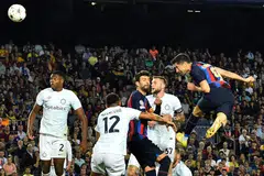 GOL PENYAMAAN: Bintang Barcelona, Robert Lewandowski (paling kanan), menanduk gol cantik untuk menjadikan kedudukan 3-3 semasa menentang Inter Milan. - Foto AFP