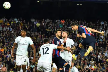 GOL PENYAMAAN: Bintang Barcelona, Robert Lewandowski (paling kanan), menanduk gol cantik untuk menjadikan kedudukan 3-3 semasa menentang Inter Milan. - Foto AFP