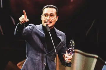 PERGI JAUH DENGAN SOKONGAN KELUARGA: Fir Rahman (gambar atas) yang bermula dengan asas teater, menyifatkan kejayaan dan rezekinya meraih peluang menjayakan projek antarabangsa seperti 'Food Lore' bagi stesen HBO Asia adalah berkat doa keluarga khususnya isterinya, Nurul Jannah Muhammed Ismaeil. - Foto BM oleh KHIDHIR ASYRAF MAHBOB 