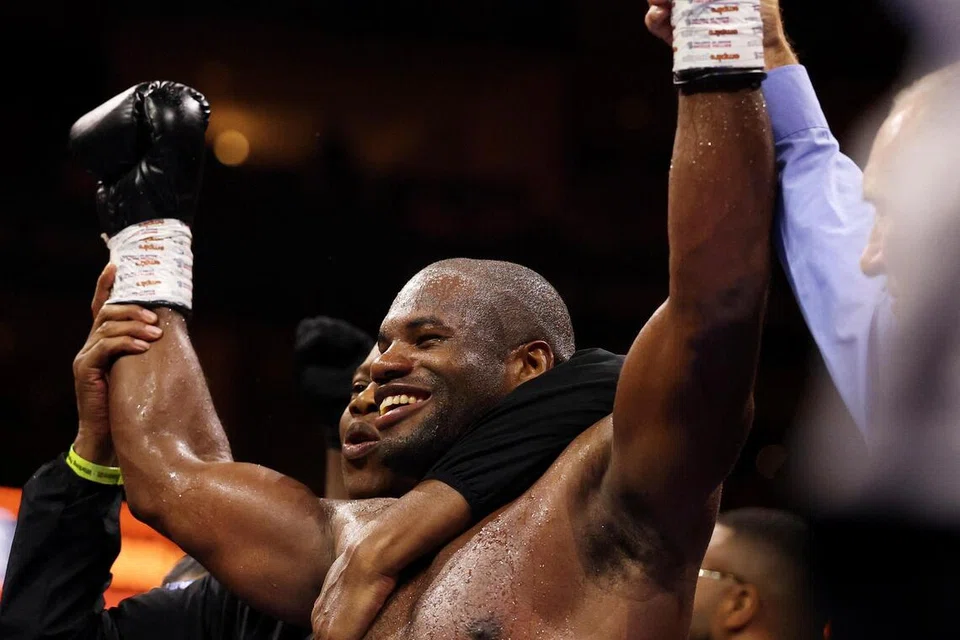 Petinju Britain, Daniel Dubois, meraikan kemenangan selepas menewaskan lawan senegara, Fabio Wardley, dalam pertarungan kejuaraan kelas ‘heavy’ dunia WBO di Arena O2, London, pada 17 Oktober.