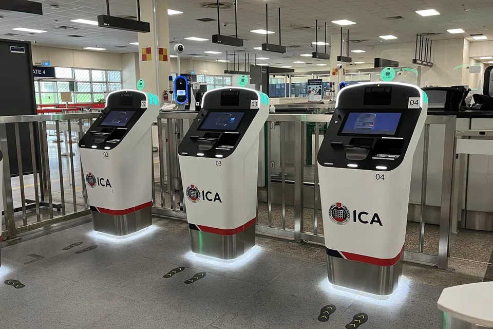 KIOSK AUTOMATIK: Kiosk automatik baru yang telah dipasang di Pusat Pemeriksaan Kereta Api Woodlands sejak Mac telah mempercepatkan pelepasan imigresen.