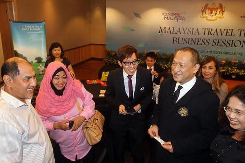 Datuk Seri Mohamed Nazri Abdul Aziz (right) memimpin delegasi Malaysia bagi mempromosi negara itu dalam kalangan pemain industri pelancongan Singapura tahun lalu. Beliau berkata pihaknya perlu menjalankan pelbagai inisiatif untuk memacu pertumbuhan pelancong dari Singapura sepanjang bulan-bulan mendatang. Gambar fail ZAOBAO