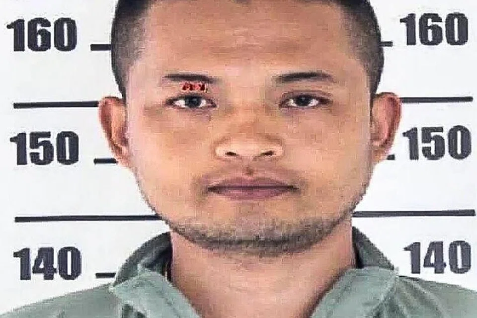 SUSPEK SERANGAN: Gambar yang diberikan pihak berkuasa Thailand menunjukkan gambar bekas anggota polis Panya Khamrab, yang dipercayai telah membunuh sekurang-kurangnya 34 orang di wilayah timur laut Thai. - AFP
