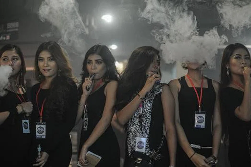 Promoter menghisap 'vape' semasa Pesta Vape di Kuala Lumpur pada 5 Disember. Gambar AFP 