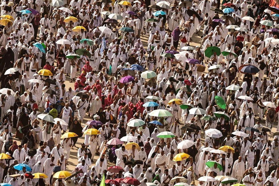Cuaca panas ketika jemaah menunaikan ibadat haji untuk melakukan ibadah melontar jamrah di Mina, berhampiran kota suci Makkah, Arab Saudi. 