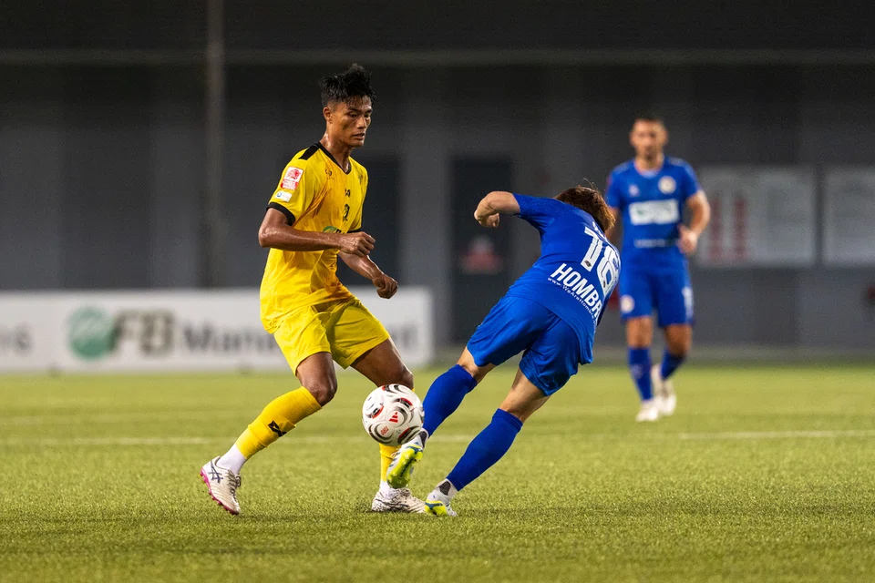 Pemain pertahan Tampines Rovers, Raoul Suhaimi (kiri), perlu berada di tahap yang baik untuk menghadapi serangan Balestier Khalsa, yang menunjukkan prestasi memberangsangkan dalam perlawanan tersebut.