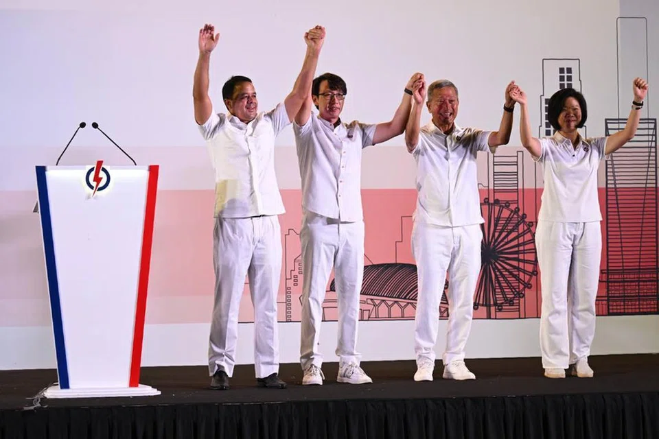 Calon Parti Tindakan Rakyat (PAP) di GRC Holland-Bukit Timah, (dari kiri) Encik Christoper de Souza; Encik Edward Chia; Menteri Ehwal Luar, Dr Vivian Balakrishnan; dan Menteri Negara Kanan (Ehwal Luar merangkap Pembangunan Negara), Cik Sim Ann, meraikan kemenangan di Stadium Bukit Gombak pada 3 Mei.