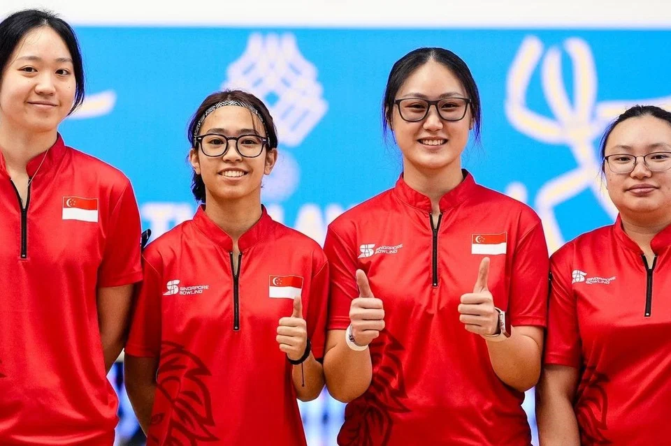 Di penampilan sulungnya di Sukan SEA 2025 pada Disember lalu, Nur Irdina Hazly (dua dari kiri), meraih pingat gangsa dalam acara berpasukan. Pasukannya terdiri daripada (dari kiri) Arianne Tay, Colleen Pee, dan Charmaine Chang. 