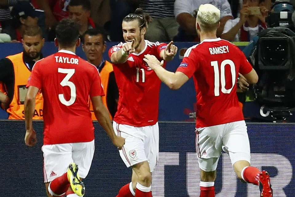 SENTUHAN HEBAT: Bintang penyerang Wales, Gareth Bale (tengah), meraikan gol ketiga pasukannya semasa kemenangan hebat ke atas Russia dinihari semalam. - Foto REUTERS