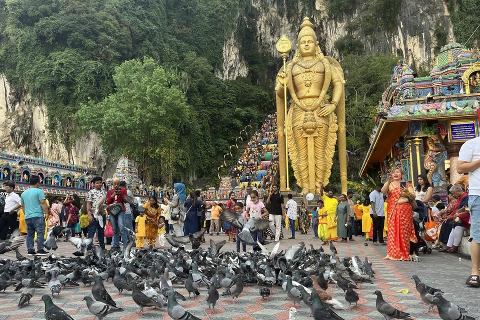 Patung Dewa Murugan setinggi 42.7 meter, iaitu antara yang tertinggi di dunia dan 272 anak tangga berwarna warni menjadi antara tarikan pelancong untuk melawat Batu Caves di Selangor, terutama sepanjang festival perayaan Thaipusam yang menarik kunjungan lebih dua juta pengunjung, termasuk pelancong. 