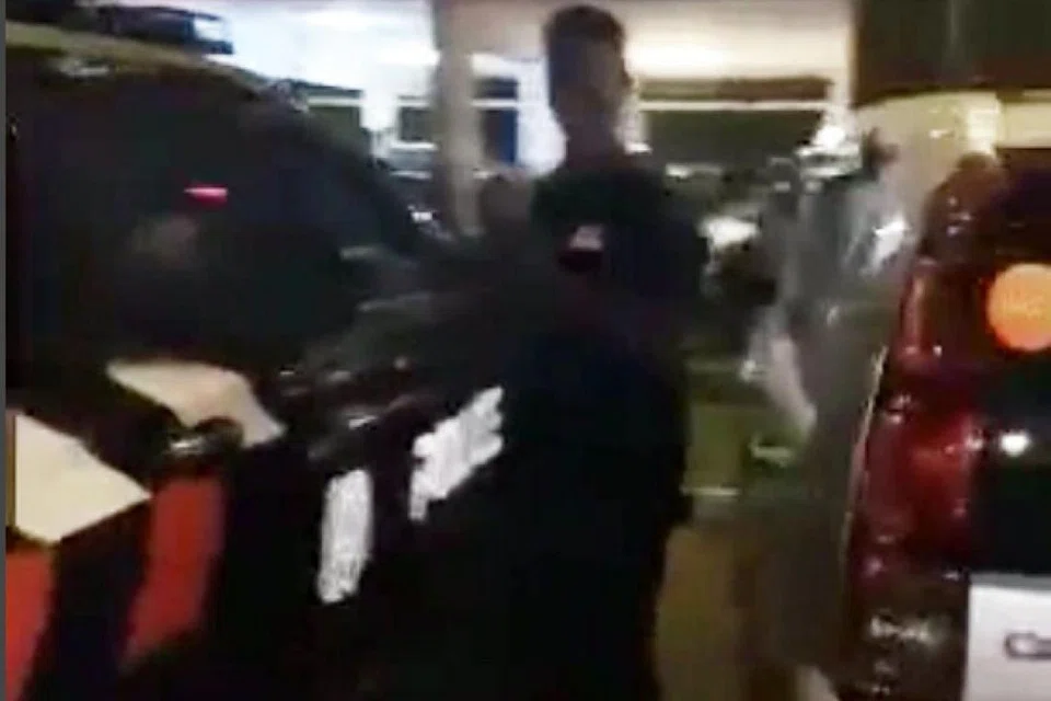 'Dating' naik kereta polis! - Tangkap layar INTERNET