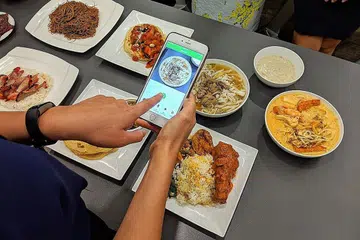 KETAHUI KANDUNGAN: Aplikasi JHFoodlg ini mampu 'membaca' kandungan kalori, protein dan lemak yang terkandung dalam sajian ini. - Foto BH oleh REI KUROHI