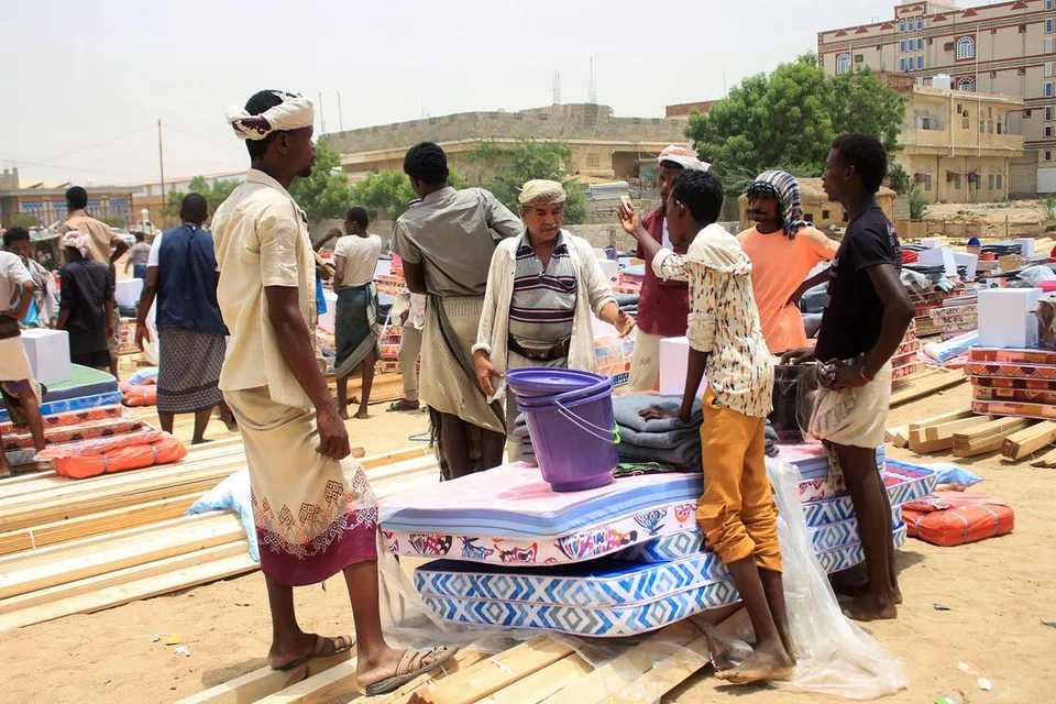 HARAPKAN BANTUAN: Para penduduk yang terjejas akibat konflik di Yaman menerima bantuan daripada sebuah badan amal di wilayah Hajjah di utara negara itu.