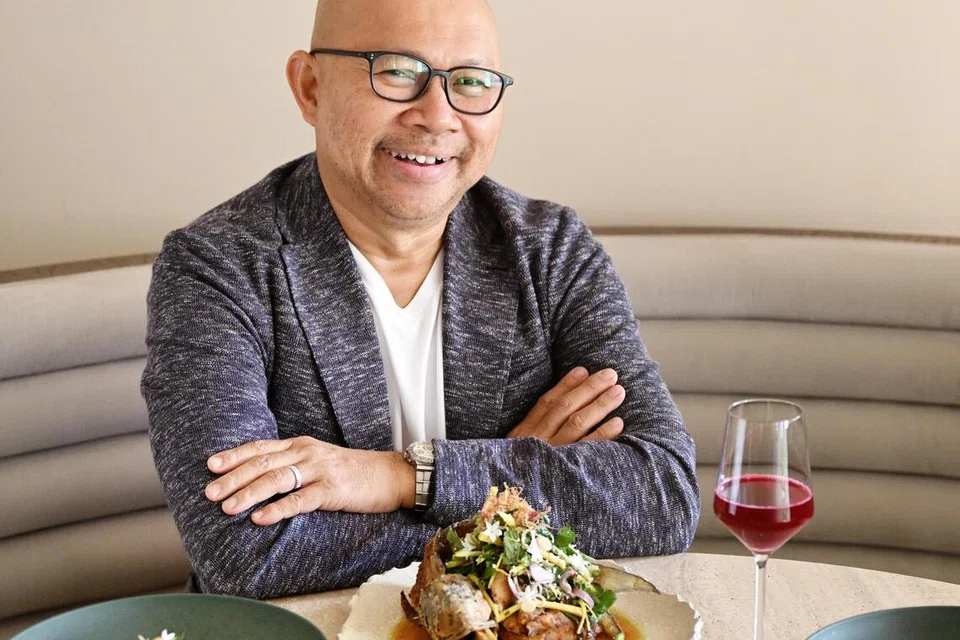 Penulis, pengkaji warisan dan sejarawan makanan Singapura, Khir Johari menerima anugerah Best of All bagi bukunya The Food Of Singapore Malays: Gastronomic Travels Through The Archipelago di Gourmand Cookbook Awards 2025 yang ke-31.