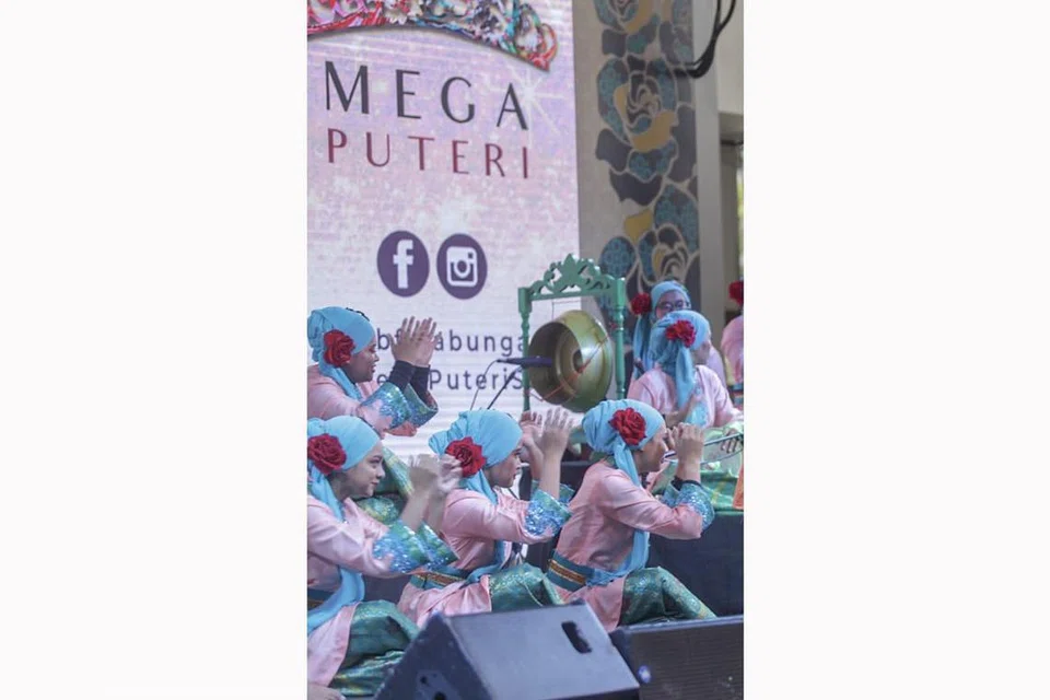 SEMAKIN HEBAT: Antara kumpulan dikir barat wanita yang menyertai pertandingan nasional pertama dikir barat wanita, Mega Puteri 2018, di Wisma Geylang Serai baru-baru ini. - Foto BH oleh IQBAL FAIZAL