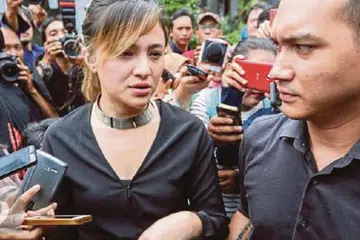 GEMBIRA DAPAT BERTEMU BAPA: Artis popular Indonesia, Marshanda, terputus hubungan dengan bapanya kira-kira dua tahun lalu, tidak lama selepas beliau bercerai dengan suaminya. - Foto DETIK.COM