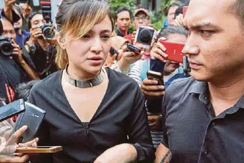 GEMBIRA DAPAT BERTEMU BAPA: Artis popular Indonesia, Marshanda, terputus hubungan dengan bapanya kira-kira dua tahun lalu, tidak lama selepas beliau bercerai dengan suaminya. - Foto DETIK.COM