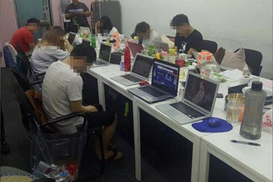 SERBUAN BERHASIL: Polis menangkap tiga lelaki dan tiga wanita yang bertindak menerima taruhan daripada kaki judi di China serta merampas 13 komputer riba, lapan telefon bimbit dan empat modem. - Foto-foto BHM