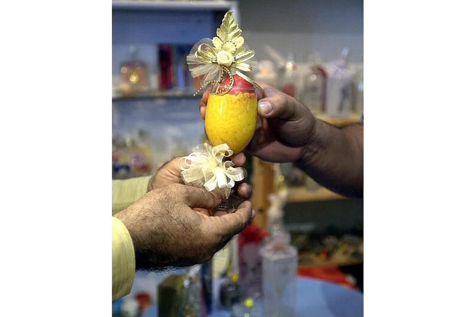 PRAKTIKAL: Inilah antara sebab mengapa ramai keluarga pengantin yang memilih untuk mengubah pemberian bunga telur dengan pulut kuning (gambar atas) kepada berkat yang pelbagai rupa dan warna yang popular di kalangan pengantin hari ini. - Foto fail