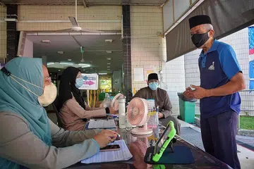 TERUS JADIKAN MASJID RUMAH KEDUA: Pada usia 73 tahun, Encik Buzari Kayat (kanan) masih aktif menyumbang tenaga di Masjid Darul Makmur di Yishun sebagai Naib Pengerusi. - Foto BH oleh JASON QUAH