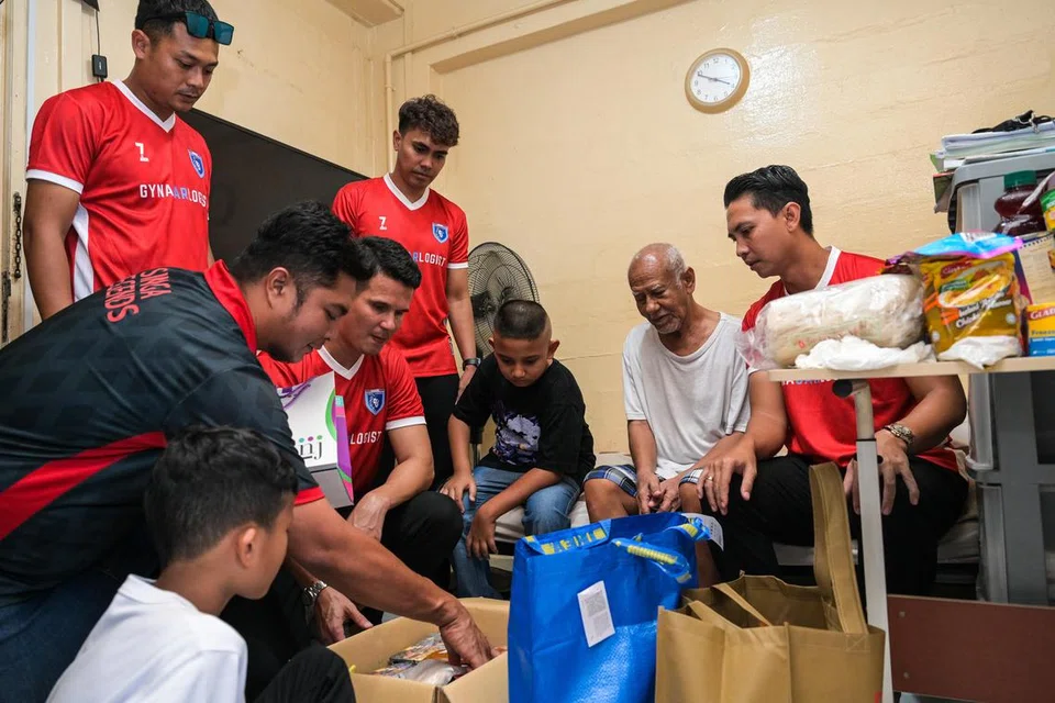 Semasa mengagihkan habuan Hari Raya, bekas pemain bola sepak Singapura beramah-tamah bersama penduduk Jalan Kukoh, yang ramai masih ingat wajah mereka dan berkongsi tentang pengalaman menyaksikan mereka bermain dahulu. 