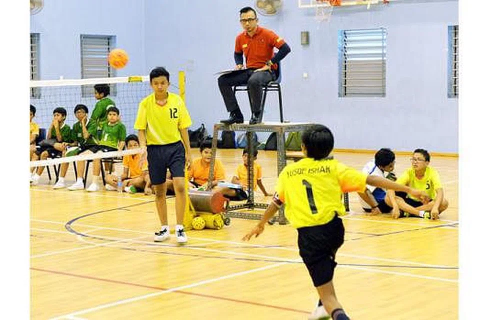 LINCAH BERAKSI: Perlawanan-perlawanan sepak takraw antara sekolah berjalan lancar di gelanggang Sekolah Menengah Yusof Ishak petang semalam. - Foto KHALID BABA