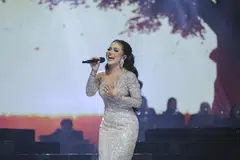 Penyanyi Indonesia, Kris Dayanti, membawa aura positifnya di pentas ‘Gegar Vaganza 11’ (GV11) lantas mendapat pujian juri, Hetty Koes Endang dan netizen di X dan Instagram.