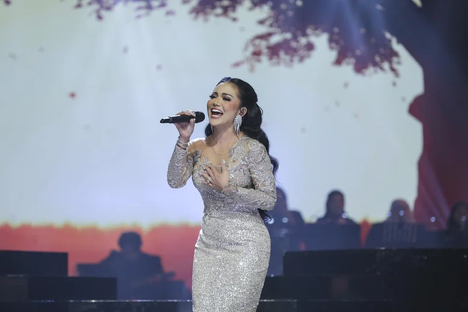 Penyanyi Indonesia, Kris Dayanti, membawa aura positifnya di pentas ‘Gegar Vaganza 11’ (GV11) lantas mendapat pujian juri, Hetty Koes Endang dan netizen di X dan Instagram.