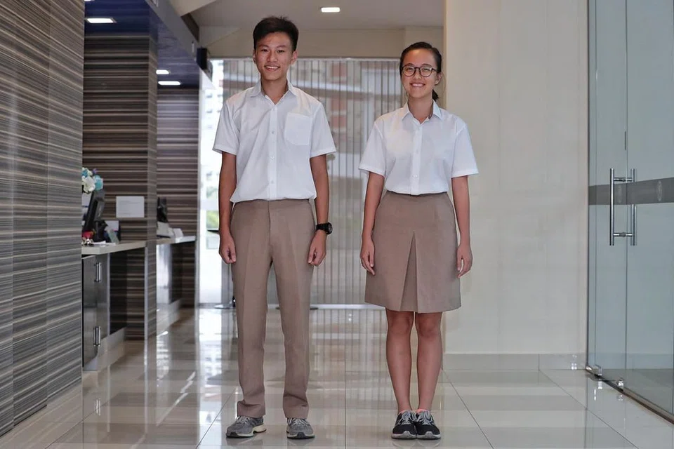 CIRI DIGABUNG: Pelajar Maktab Rendah Tampines Meridian (dari kiri) Jonathan Teo Jun Rui dan Keesha Tan Kai Xuan, mengenakan seragam baru menggabungkan Maktab Rendah Tampines dan Maktab Rendah Meridian tahun ini. - Foto BH oleh KEVIN LIM