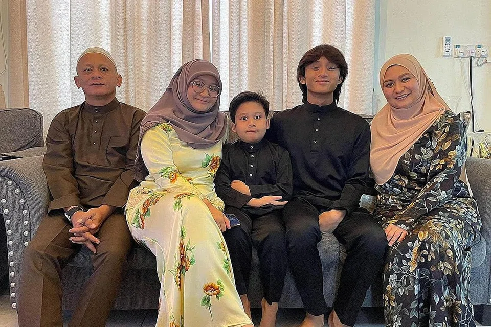 SUDAH PULIH: Cik Sunarita (paling kanan) bersama keluarganya, (dari kiri) suaminya, Haji Mohd Hilmi Haji Hidup dan anak-anaknya Nur Iman D'Lyla, Muhammad Iman Alexander dan Muhammad Ryan Iman. - Foto ihsan SUNARITA MOHD SHARIFF