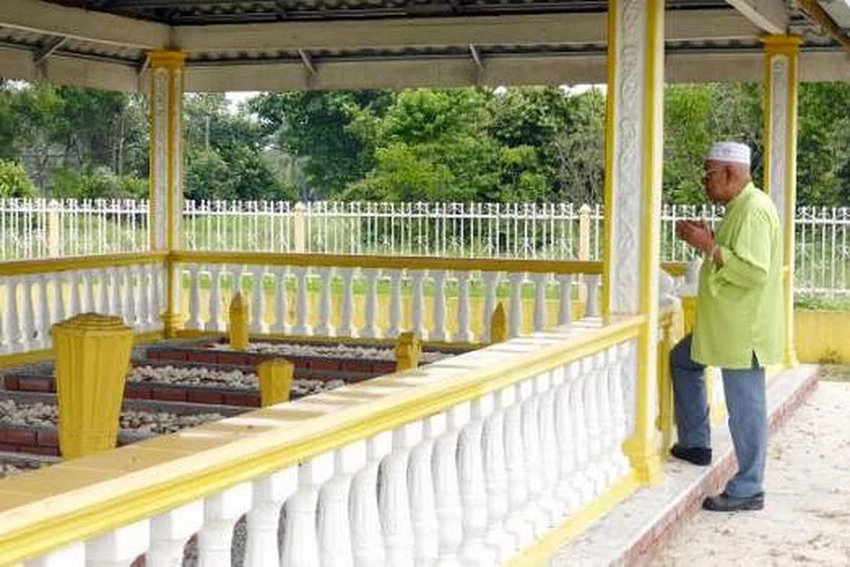 DOA DI MAKAM SULTAN: Haji Sirat sedang berdoa di Makam Sultan Muzaffar Shah di Kampung Langgar, Merbok. - Foto-foto ABDUL JALIL MARZUKI