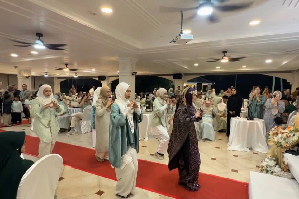 Meskipun berbusana songket di hari bahagianya, Cik Nur Syafiah Ryaihanny Sahrom (kanan) turut menyertai persembahan Silat oleh sepupunya pada 10 Oktober lalu.