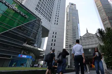 Daripada jumlah jualan pada suku ketiga, jualan sektor awam berjumlah $2.3 bilion, manakala jualan sektor swasta berjumlah $6 bilion.
