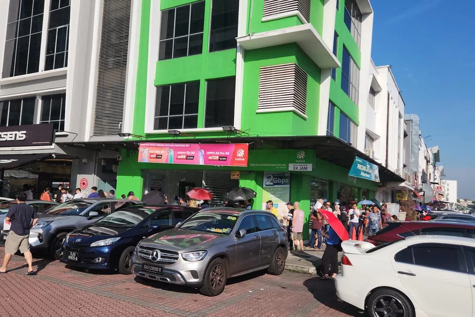 Barisan panjang dapat dilihat di pejabat TCSens di Danga Bay, untuk mendapatkan maklumat mengenai Permit Masuk Kenderaan (VEP) pada pagi 22 September.