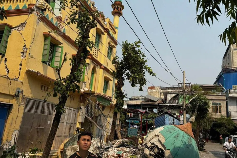Sebuah masjid di Mandalay serta menaranya mengalami kerosakan teruk akibat gempa bumi sekuat 7.7 mengikut skala Richter yang melanda Myanmar pada 28 Mac.