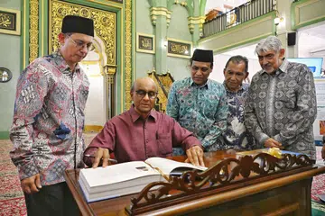 Presiden Tharman Shanmugaratnam (dua dari kiri) menandatangani buku peringatan berjudul ‘Masjid Agung Singapura – Dua Abad dalam Sejarah Masjid Sultan’ atau ‘Grand Mosque of Singapore – Two Centuries in the History of Masjid Sultan’ yang dilancarkan Masjid Sultan pada 21 Julai sempena ulang tahunnya yang ke-200. Turut hadir ialah (dari kiri) Pemangku Menteri Bertanggungjawab bagi Ehwal Masyarakat Islam, Profesor Madya Dr Muhammad Faishal Ibrahim; Pengerusi Lembaga Pengurusan Masjid Sultan, Encik Abdul Salim Ahmed Ibrahim; Presiden Majlis Ugama Islam Singapura (Muis), Encik Saat A. Rahman; dan Pengerusi Lembaga Pemegang Amanah, Encik Mohamed Mohd Salleh Patail.