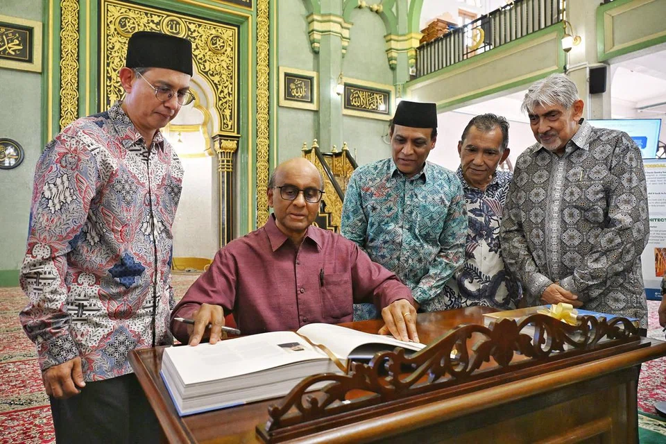Presiden Tharman Shanmugaratnam (dua dari kiri) menandatangani buku peringatan berjudul ‘Masjid Agung Singapura – Dua Abad dalam Sejarah Masjid Sultan’ atau ‘Grand Mosque of Singapore – Two Centuries in the History of Masjid Sultan’ yang dilancarkan Masjid Sultan pada 21 Julai sempena ulang tahunnya yang ke-200. Turut hadir ialah (dari kiri) Pemangku Menteri Bertanggungjawab bagi Ehwal Masyarakat Islam, Profesor Madya Dr Muhammad Faishal Ibrahim; Pengerusi Lembaga Pengurusan Masjid Sultan, Encik Abdul Salim Ahmed Ibrahim; Presiden Majlis Ugama Islam Singapura (Muis), Encik Saat A. Rahman; dan Pengerusi Lembaga Pemegang Amanah, Encik Mohamed Mohd Salleh Patail.