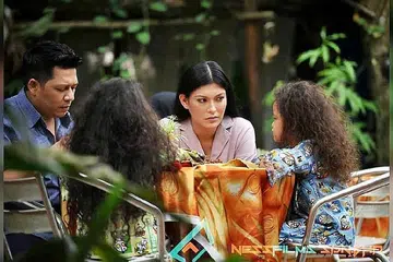 HUBUNGAN BERTUKAR TEGANG DAN DINGIN: Pasangan suami isteri, Pekin Ibrahim (gambar kiri) dan Mona Allen (dua dari kanan) akur kerana filem 'psiko-thriller' Salina, mereka begitu tertekan berlakon bersama sehingga tidak berbual dengan satu sama lain dalam perjalanan ke set penggambaran. - Foto MADNESS FILMS SDN BHD 