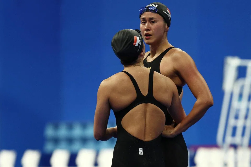 PINGAT DIBATALKAN: Kegembiraan Quah Ting Wen (kanan) dan adiknya, Quah Jing Wen, bersama pasangan adik-beradik Letitia dan Levenia Sim bertukar menjadi kekecewaan dalam acara 4x100 meter berganti-ganti wanita. Penyertaan mereka dibatalkan selepas Ting Wen didapati bermula terlalu awal.