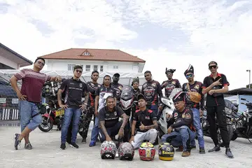 UBAH ARAH: Daripada membuat kacau bilau, Pakara Happening Team kini menggantikan kegiatan lama mereka sewaktu zaman silam dengan kerja amal, tidak kira membersihkan masjid, membantu belia berisiko ataupun mendekati pesalah serta bekas pesalah dadah. - Foto BM oleh AZMI ATHNI