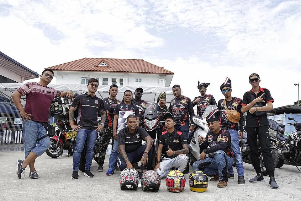 UBAH ARAH: Daripada membuat kacau bilau, Pakara Happening Team kini menggantikan kegiatan lama mereka sewaktu zaman silam dengan kerja amal, tidak kira membersihkan masjid, membantu belia berisiko ataupun mendekati pesalah serta bekas pesalah dadah. - Foto BM oleh AZMI ATHNI