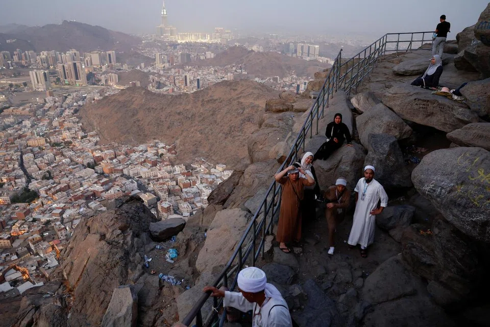 Jemaah Muslim mengunjungi Jabal Al-Nour menjelang musim Haji tahunan di kota suci Makkah, Arab Saudi, 21 Mei 2026. Gunung itu menempatkan Gua Hira, lokasi yang dipercayai umat Islam sebagai tempat Nabi Muhammad saw menerima wahyu pertama al-Quran melalui Malaikat Jibril. Presidensi Hal Ehwal Agama di Masjidil Haram dan Masjid Nabawi Arab Saudi berkata khutbah Arafah musim Haji tahun ini akan diterjemahkan ke dalam 35 bahasa dan disiarkan melalui platform digital serta saluran berkaitan bagi membolehkan umat Islam di seluruh dunia mengikuti mesej tersebut.
