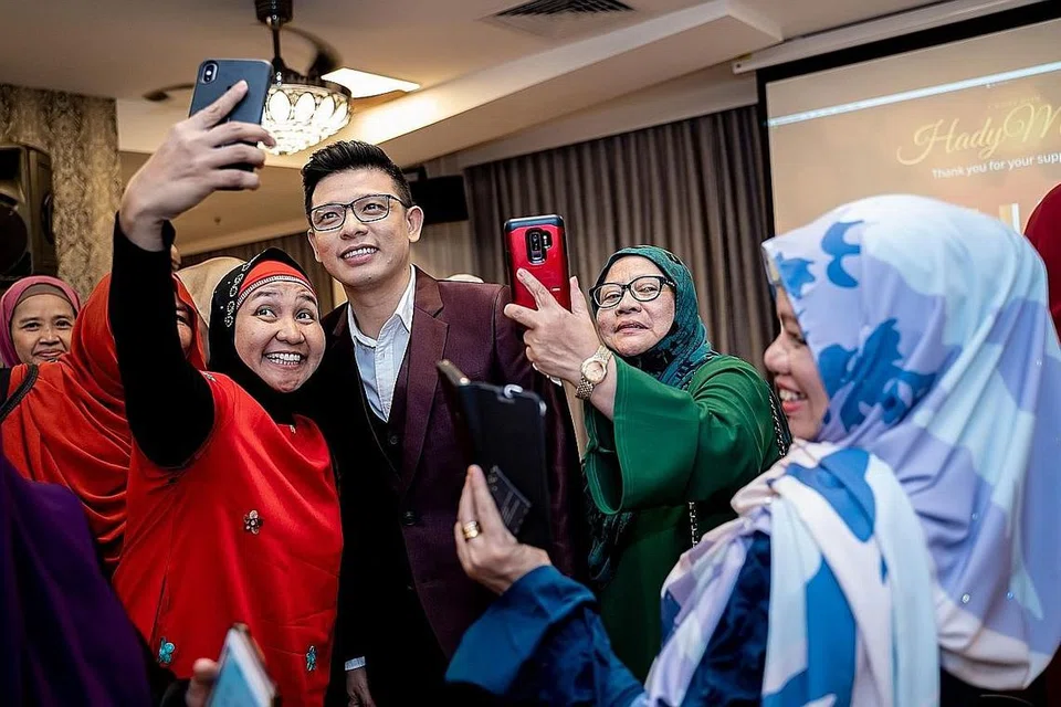 KEMBALI TAMBAT HATI PEMINAT: Idola Asia, Hady Mirza (atas) membuktikan suara emasnya tidak pudar dengan lautan peminat kini menyokongnya di pentas akhir Gegar Vaganza 6 malam ini. - Foto BM oleh NUR DIYANA TAHA 