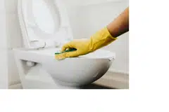 Kursus ini merangkumi penggunaan alat pembersihan yang betul, pembersihan lekapan kebersihan yang betul dan pengendalian agen pembersih yang selamat.